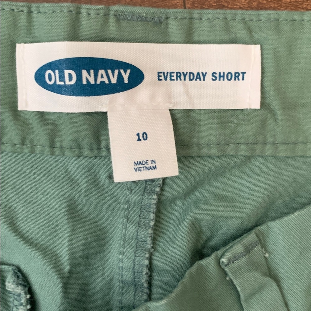 Old Navy everyday shorts | green with daisies - Picture 3 of 7